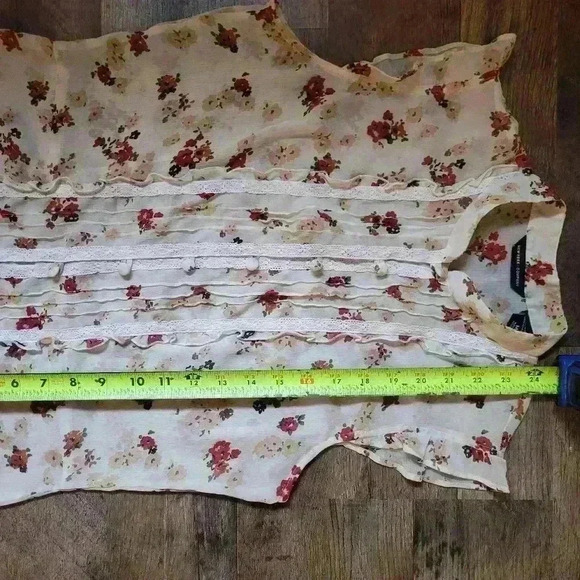 New York & Company Sheer Floral Lace Buttondown Blouse Size M - Picture 7 of 8